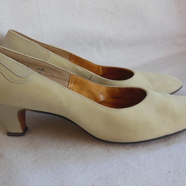 Vintage White Leather Pumps Chunky Heel Dress Shoes Ivory Ecru Office Shoes Valley Shoes Soft Leather Calfskin Retro Heels 1960s 60s Fashion