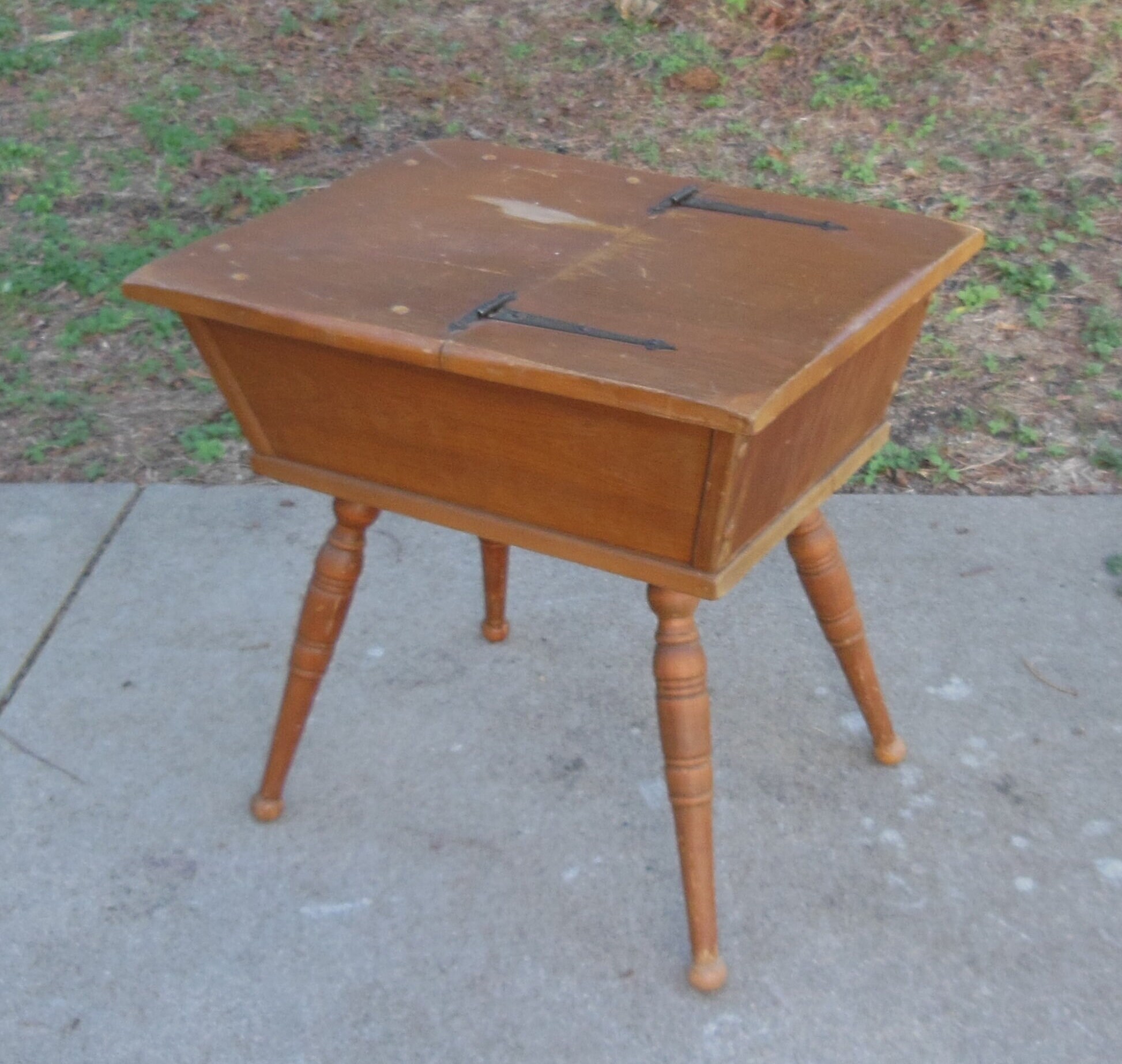 Vintage Solid Maple Doughbox Colonial Early American Style