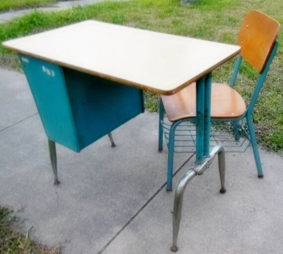 Mid century modern clearance kids table and chairs