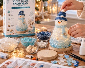 Può includere: Un kit fai-da-te per creare un pupazzo di neve 3D in vetro marino, completo di scatola con istruzioni, ciotole di vetro blu e bianco, perle, una base in legno, colla e una stringa di luci LED per assemblare il pupazzo con cappello blu.