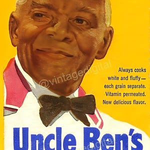 以下が含まれることがあります： ヴィンテージのUncle Ben's Converted Riceの広告。白いシャツと蝶ネクタイを着た笑顔の男性が、黄色の背景に描かれています。「14 Ounces Net」（約397グラム）と製品の詳細がテキストに含まれています。広告は1947年のものです。