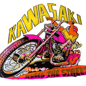 以下が含まれることがあります： ピンクのフレームと黄色の文字で書かれたカワサキのヴィンテージバイクのグラフィック。バイクはライダーとマフラーから炎が出ている様子で描かれている。テキストは「カワサキルールザストリート」と書いてある。