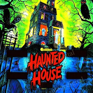 Könnte beinhalten: Ein Spielfeld einer Vintage-Flippermaschine mit grünem und blauem Hintergrund. Das Spielfeld zeigt ein Spukhaus mit einem roten Schild, auf dem "Haunted House" steht, und dem Text "Gottlieb" oben.