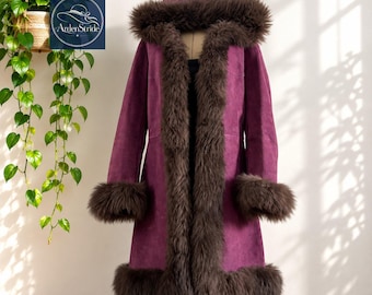 Manteau pour femme en daim violet prune avec bordure en fourrure – veste d'hiver à capuche d'inspiration vintage, long manteau bordeaux, vêtement d'extérieur rétro élégant