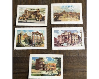 Könnte beinhalten: Fünf Vintage-Postkarten mit Aquarellillustrationen römischer Wahrzeichen. Die Postkarten zeigen ikonische Bauwerke wie das Kolosseum, das Forum Romanum und andere historische Gebäude. Die Postkarten haben einen strukturierten, gerissenen Rand.