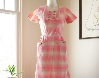 Vintage 1950s Dress / Pink Plaid Cotton Day Dress / Fit n Flare Double Breasted Silver Buttons Hip Pockets Chartreuse Metallic Thread / XS S