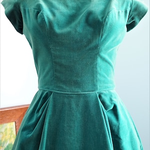 Vintage 1950s Cocktail Dress / Kay Selig / Green Velvet Dress / 36 Bust image 2