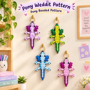 Könnte beinhalten: Vier perlenbesetzte Echsen-Ornamente in Lila, Grün, Blau und Pink, jeweils mit einem goldenen Ring. Der Text oben lautet Pony Weddit Pattern und Pony Beaded Pattern. Die Echsen bestehen aus einem zentralen Körper mit vier Beinen und einem Schwanz.