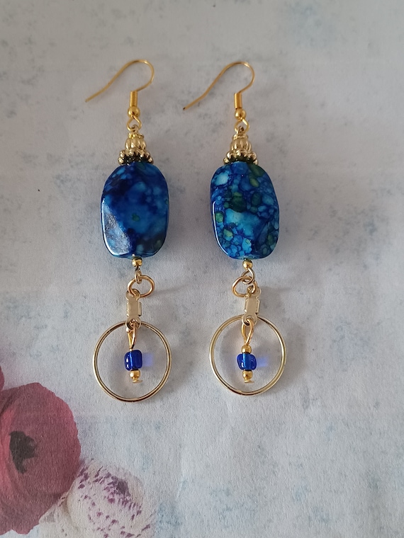 Boucles D'oreilles Pendantes Neuves - Bleues à Reflets Verts, Monture Dorée