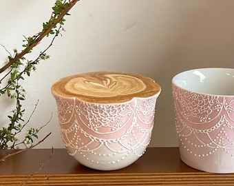 Tasse à café en céramique à dentelle rose | Mug en grès orné de dentelle peinte à la main | Cadeau style cottage