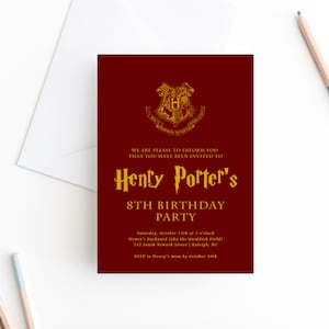 Könnte beinhalten: Eine rote Einladungskarte mit goldener Schrift und einem goldenen Hogwarts-Wappen. Der Text lautet: "Wir freuen uns, Sie darüber zu informieren, dass Sie zu Henry Porters 8. Geburtstag eingeladen sind. Samstag, 12. Oktober um 14:00 Uhr. Henrys Garten (auch bekannt als das Quidditch-Feld) 342 South Newark Street Raleigh, NC Bitte melden Sie sich bis zum 10. Oktober bei Henrys Mutter"