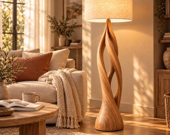 Può includere: Una lampada da terra con un paralume cilindrico in tessuto di colore chiaro e una base scultorea in legno intrecciato con una finitura liscia e venature naturali. La lampada emette una luce calda e soffusa.