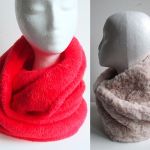 woman&#39;s winter fleece and faux fur infinity scarf PDF sewing pattern (8 sizes) and photo tutorial for beginners in English