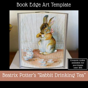 Op de afbeelding: Een boekenrand kunstsjabloon met een gedrukte illustratie van een bruin konijn dat thee drinkt uit een klein kopje. De scène bevat een theepot en meerdere theekopjes op een vloer. De tekst luidt Book Edge Art Template en Beatrix Potter's Rabbit Drinking Tea.