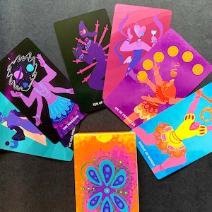 Baraja de Tarot con cabeza de objeto colorido y sin cabeza