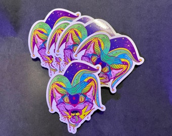 Puede incluir: Un conjunto de cinco pegatinas coloridas que representan un gato bufón con un gorro de bufón morado, verde y amarillo. El gato tiene una sonrisa de dientes y una larga lengua rosa. Las pegatinas tienen un ambiente psicodélico y alucinante.