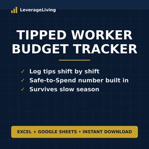 Puede incluir: Una plantilla de hoja de cálculo Tipped Worker Budget Tracker con fondo de cuadrícula azul oscuro. El texto incluye LeverageLiving, Tipped Worker Budget Tracker, Log tips shift by shift, Safe-to-Spend number built in, Survives slow season y EXCEL + GOOGLE SHEETS • INSTANT DOWNLOAD.