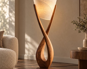 Könnte beinhalten: Eine Stehlampe mit einem skulpturalen, gedrehten Holzsockel mit natürlicher Maserung. Die Lampe ist mit einem geschwungenen, cremefarbenen Stoffschirm versehen, der ein warmes, sanftes Licht abgibt und eine markante Silhouette erzeugt.