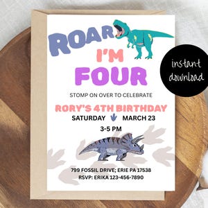 Peut inclure: Une invitation d'anniversaire sur le thème des dinosaures. Elle présente le texte "ROAR I'M FOUR" avec un dinosaure turquoise. Des détails de la fête et une demande de RSVP sont également inclus.