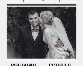 Peut inclure: Une annonce de mariage style journal en noir et blanc intitulée WEDDING DAILY TIMES. Elle présente une photographie d'un couple, la mariée embrassant la joue du marié. Le texte inclut BENJAMIN SHAH & ESTELLE DARCY ARE GETTING MARRIED.