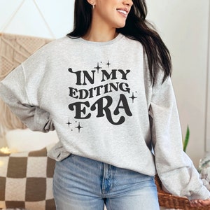 En mi era de edición Crewneck sudadera - Regalo para fotógrafo de bodas y editor de vídeo - Sudadera fotográfica