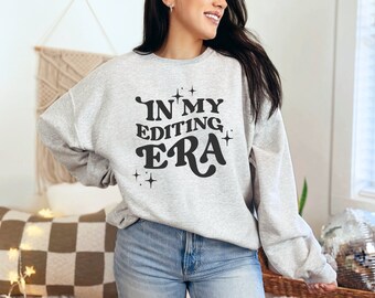 Bluza z okrągłym dekoltem In My Editing Era - prezent dla fotografa ślubnego i montażysty wideo - bluza fotograficzna