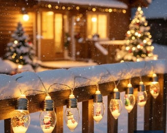Puede incluir: Una cadena de luces navideñas con bombillas de cristal transparente, cada una con una figura festiva en miniatura como Papá Noel, un muñeco de nieve o un reno, sobre una barandilla de madera cubierta de nieve en invierno.
