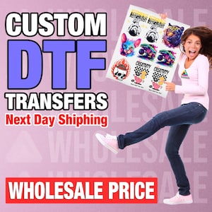 Puede incluir: Una mujer sostiene una hoja de transferencias DTF de colores con varios diseños, incluyendo animales, calaveras y la palabra "Creatividad". El texto "CUSTOM DTF TRANSFERS Next Day Shipping WHOLESALE PRICE" es visible en el fondo.