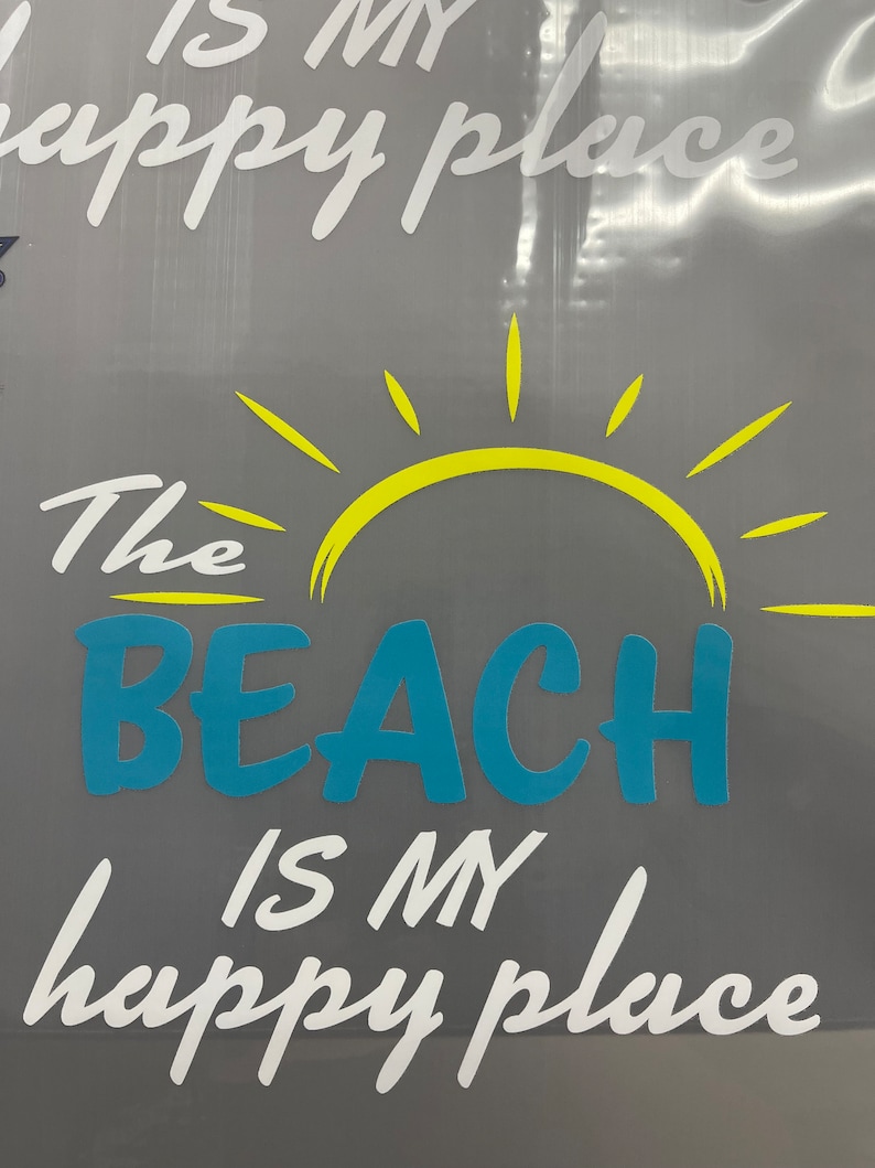Puede incluir: Un gr&aacute;fico blanco sobre un fondo gris con un sol amarillo y el texto "The Beach is my happy place".