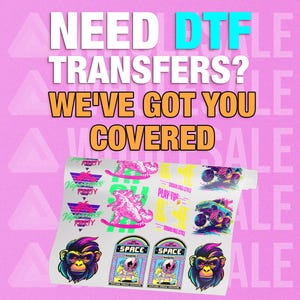 Puede incluir: Una hoja de diseños de transferencia termoadhesivos coloridos con una variedad de gráficos de temática retro, que incluyen un monstruo, un mono y una nave espacial. El texto "NEED DTF TRANSFERS? WE'VE GOT YOU COVERED" se muestra en letras grandes y en negrita sobre un fondo rosa.