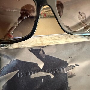 Occhiali da sole Burberry, mai indossati, con scatola e custodia.