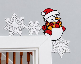 Decoración de marco de puerta con temática de muñeco de nieve navideño, impresa en 3D.