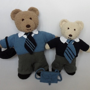 Op de afbeelding: Twee teddyberen gekleed in schooluniformen. De grotere beer draagt een blauwe trui, een zwart-blauwe gestreepte das en grijze broek. De kleinere beer draagt een donkerblauwe trui, een blauw-witte gestreepte das en grijze broek. Beide beren houden kleine tassen vast.