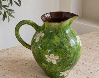 Jarrón de cerámica con margaritas verdes, jarra floral o forma redonda, decoración estilo cottagecore.