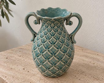 Jarrón de cerámica turquesa con asas en espiral, esmalte texturizado y borde festoneado, 20 cm