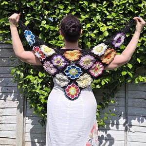 Stora blommor Virkmönsterkollektion av underlägg, mormorsrutor, halsduk, triangulära och rektangulära sjalar: Engelska US/UK termer