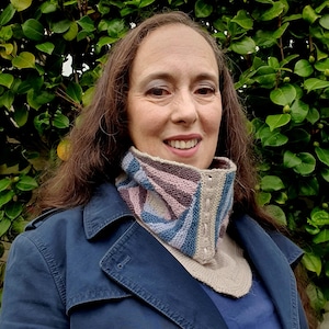 Knitting Pattern for With a Twist Modular Yoked Cowl in English language