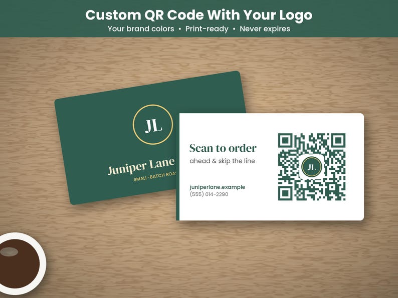 Op de afbeelding: Twee rechthoekige visitekaartjes. De ene is donkergroen met een goudkleurig rond logo met de letters JL en de tekst Juniper Lane. De andere is wit met een donkergroene QR-code, de tekst Scan to order ahead & skip the line en contactgegevens.