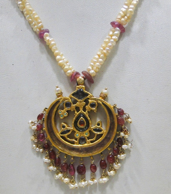 Pearl necklace with antique pendant deals