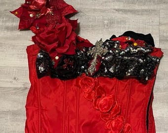 Corset gótico personalizado vermelho e preto feito à mão com lantejoulas e estampa floral cruzada, tamanho plus size 2XL.