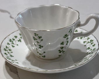 Taza y platillo de porcelana fina Royal Tara con diseño de trébol irlandés y ribete dorado.