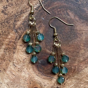 Orecchini pendenti con perline di vetro verde, gioielli fatti a mano, regalo per le donne, gioielli di moda di tutti i giorni, goccia da 2 pollici