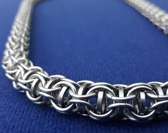 Captive Inverted Roundmaille Necklace