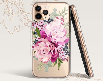 Puede incluir: Una funda transparente para teléfono con un diseño floral con peonías rosas y moradas, hojas de eucalipto y pequeñas flores blancas. La funda está diseñada para un iPhone.