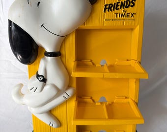 Expositor de relojería Timex de Snoopy y sus amigos, estilo vintage de 1958 – Artículo de colección publicitario de Peanuts.