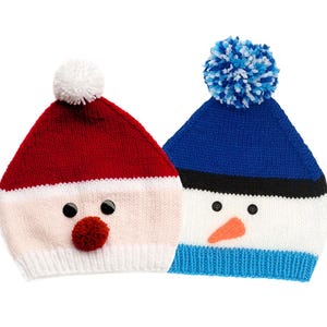 Puede incluir: Dos gorros de invierno de punto. Uno es rojo con borde blanco, ojos negros y nariz de pompón rojo, que se asemeja a Papá Noel. El otro es azul con borde negro, cara blanca, ojos negros y nariz de zanahoria naranja, que se asemeja a un muñeco de nieve.