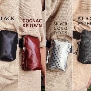 K&ouml;nnte beinhalten: Vier verschiedene Stile von Leder-Bauchtaschen. Die erste ist aus schwarzem Leder, die zweite aus cognacbraunem Leder, die dritte ist silber mit goldenen Punkten und die vierte ist aus schwarzem Python-Leder.