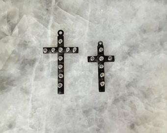 Colgante de cruz con puntos en relieve, negro, peltre, latón, 5 cm o 3,8 cm, soldado, hecho a mano, sin plomo.