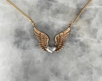 Colgante de corazón con alas de ángel, rústico soldado, 3,5 cm (1+3/8"), colgante o collar, latón natural, sin plomo, hecho a mano.