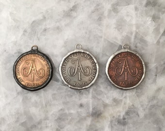 フランスのコインペンダント、パリ、1.5インチ、フルール・ド・リスコネクタネックレス、ゴールドまたはシルバー、レプリカ、はんだ付け複製。